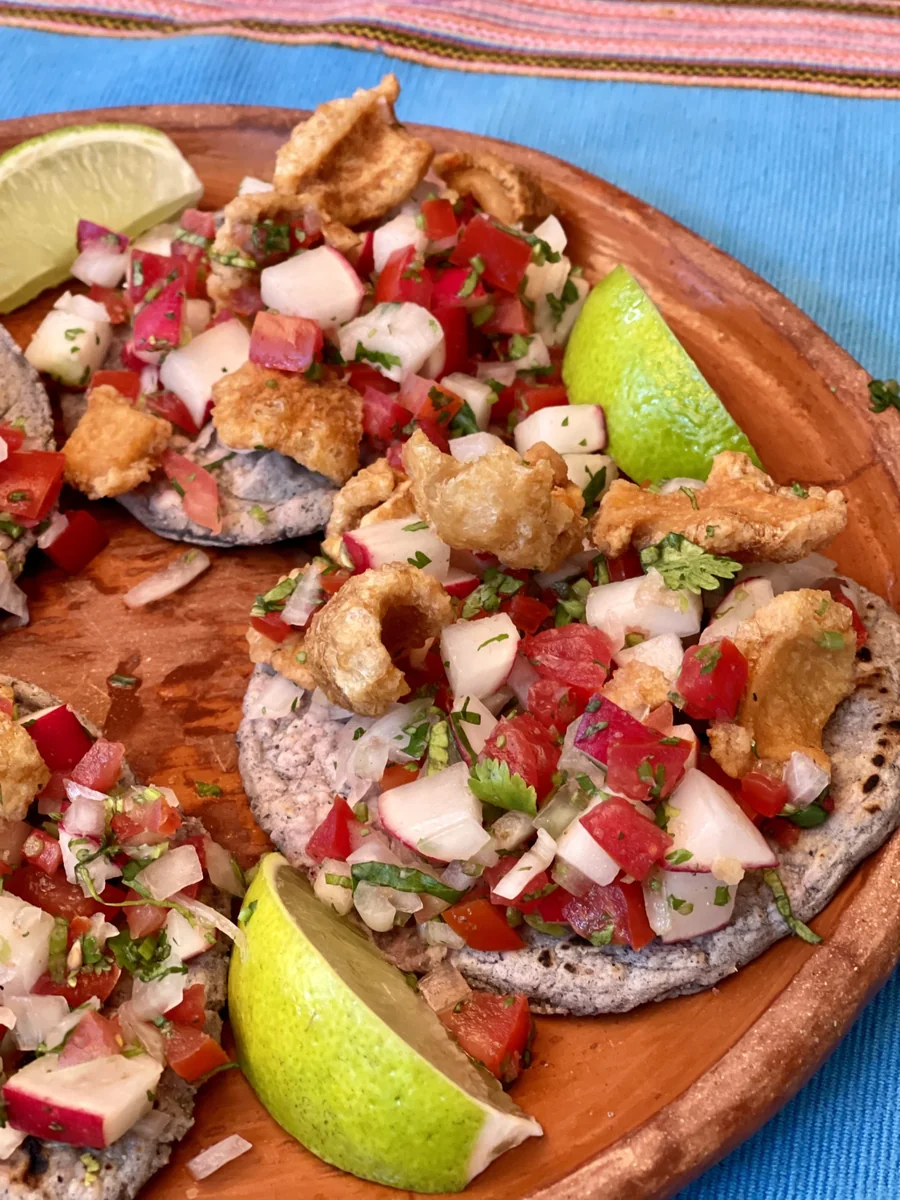 Chojín con chicharrones, ensalada de rábano con chicharrón y hierbabuena