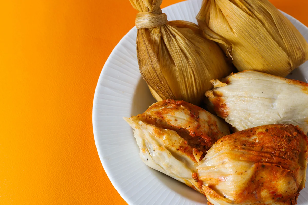 Chuchitos, tamales pequeños en tusa rellenos de cerdo en recado rojo