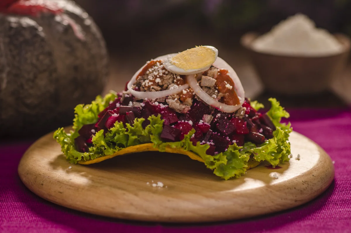 Enchiladas jardineras con curtido de remolacha y huevo duro