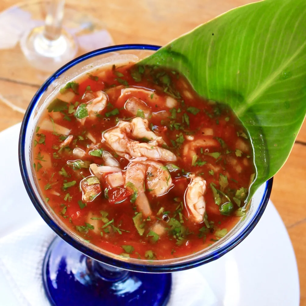 Ceviche de pescado guatemalteco curado en limón con tomate y cilantro