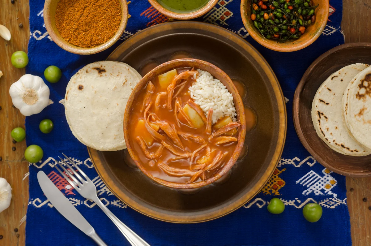 Hilachas, carne de res deshebrada en recado de tomate y chile