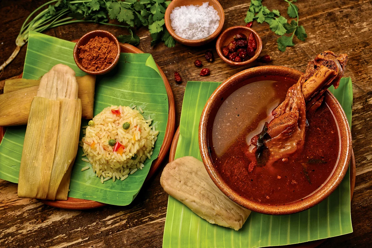 Kak’ik, sopa de pavo Q’eqchi’ en recado rojo con arroz y tamalitos