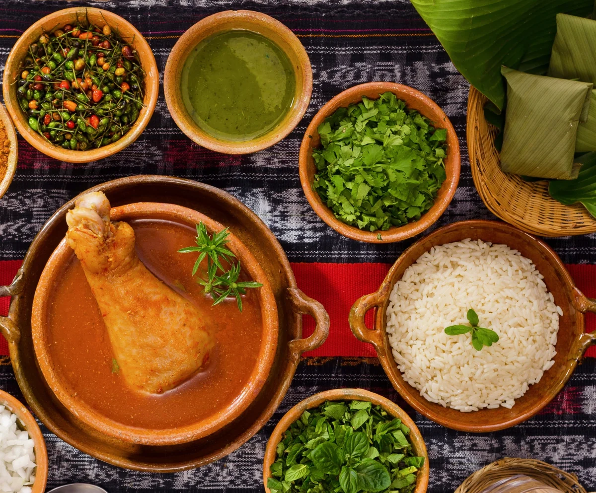 Pepián de pollo guatemalteco, guiso espeso de semillas tostadas sobre arroz