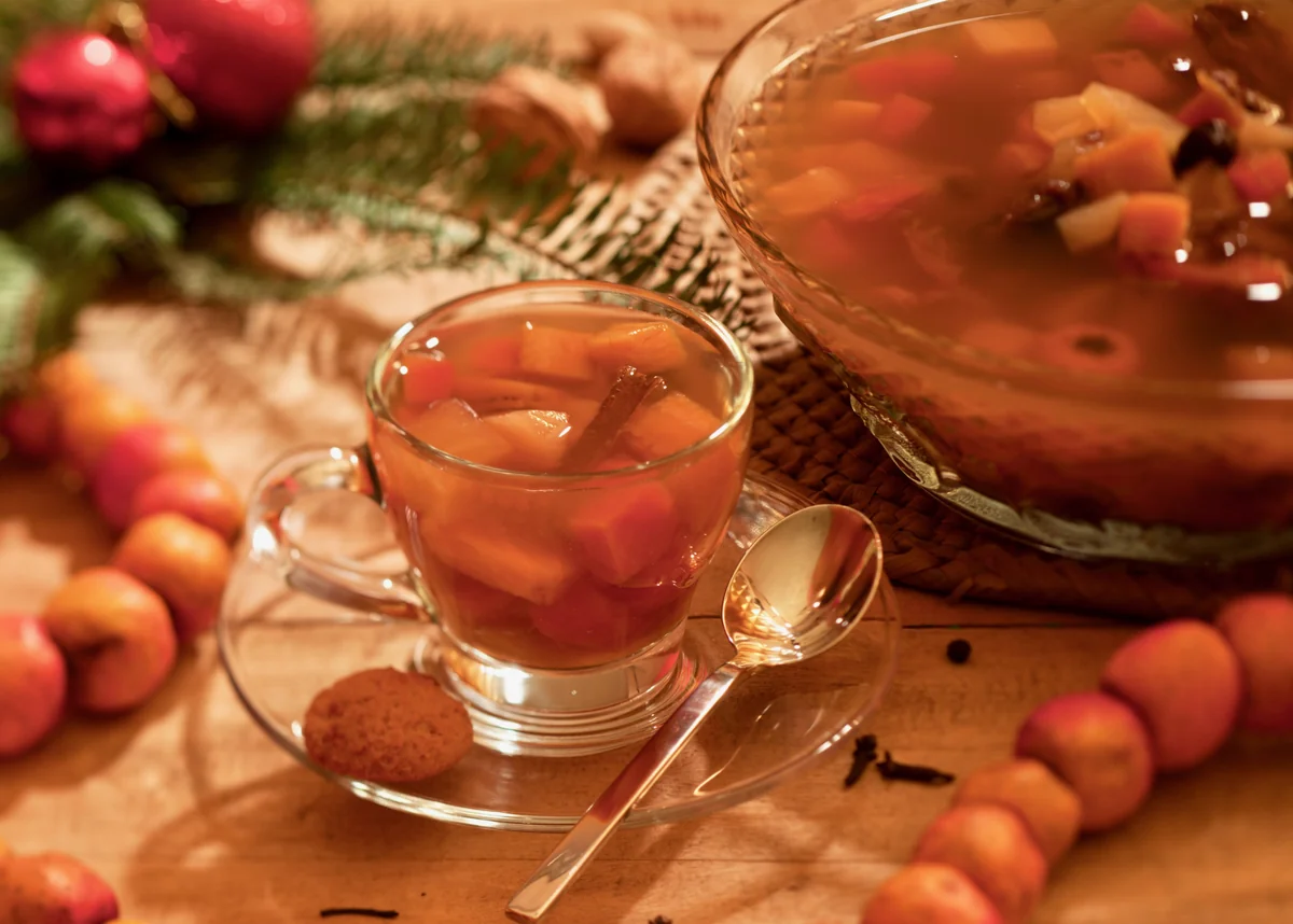 Ponche de frutas navideño con piña, jocotes, pasas y panela