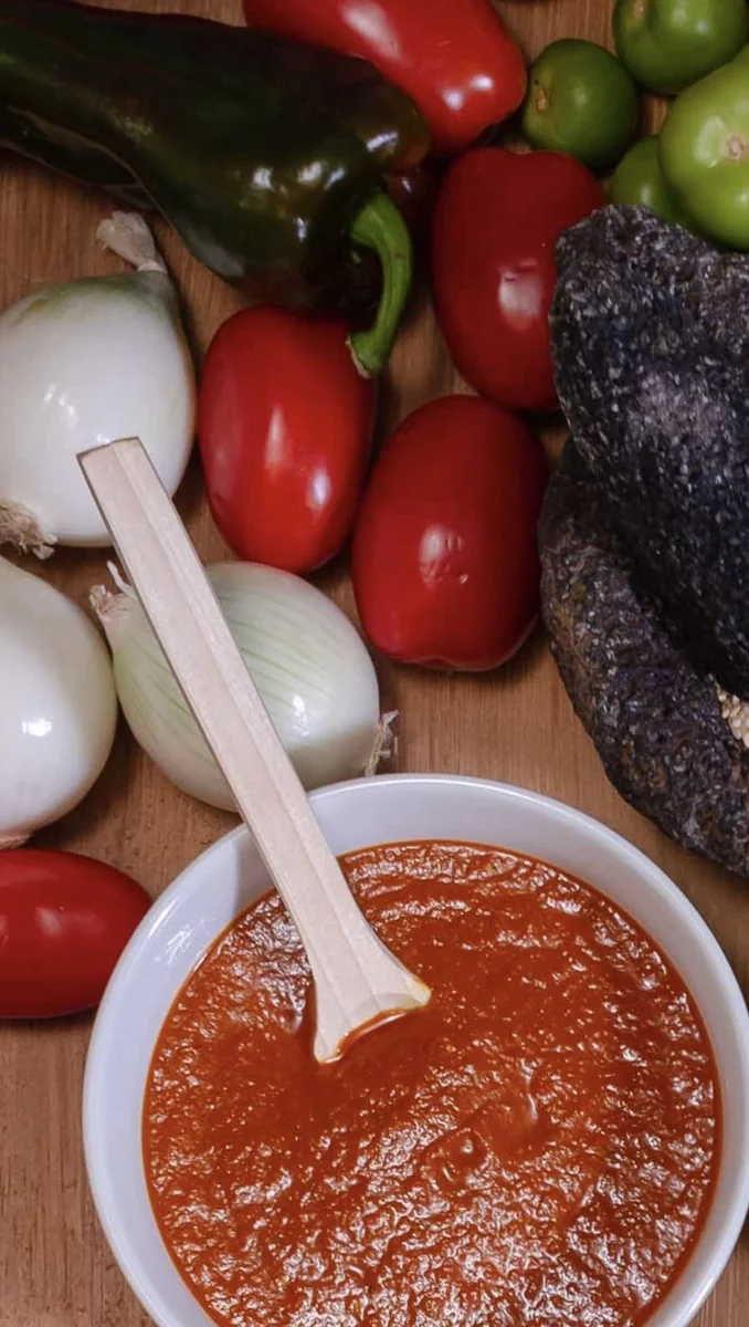 Tostando semillas y chiles en el comal para hacer recado