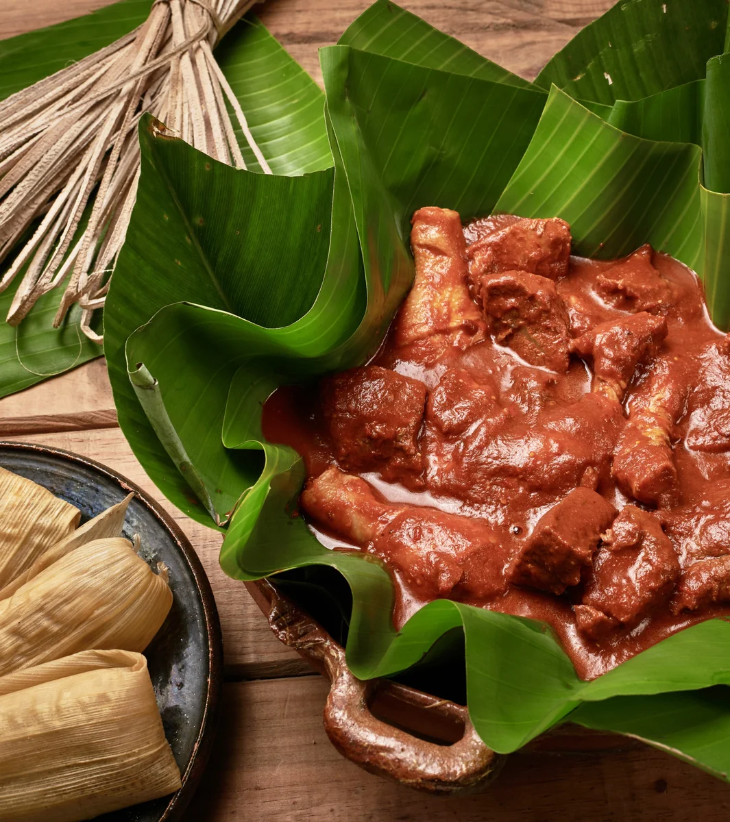 Subanik, guiso prehispánico de tres carnes en hoja de mashán