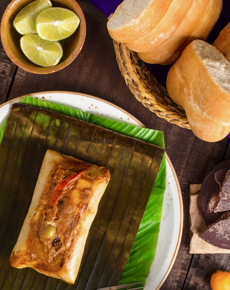 Tamales colorados en hoja de plátano con cerdo en recado rojo