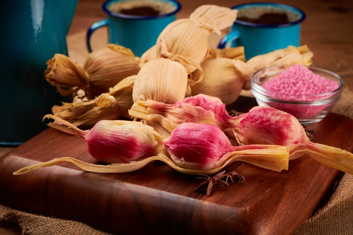 Tamalito de cambray, tamal dulce guatemalteco de color rojizo