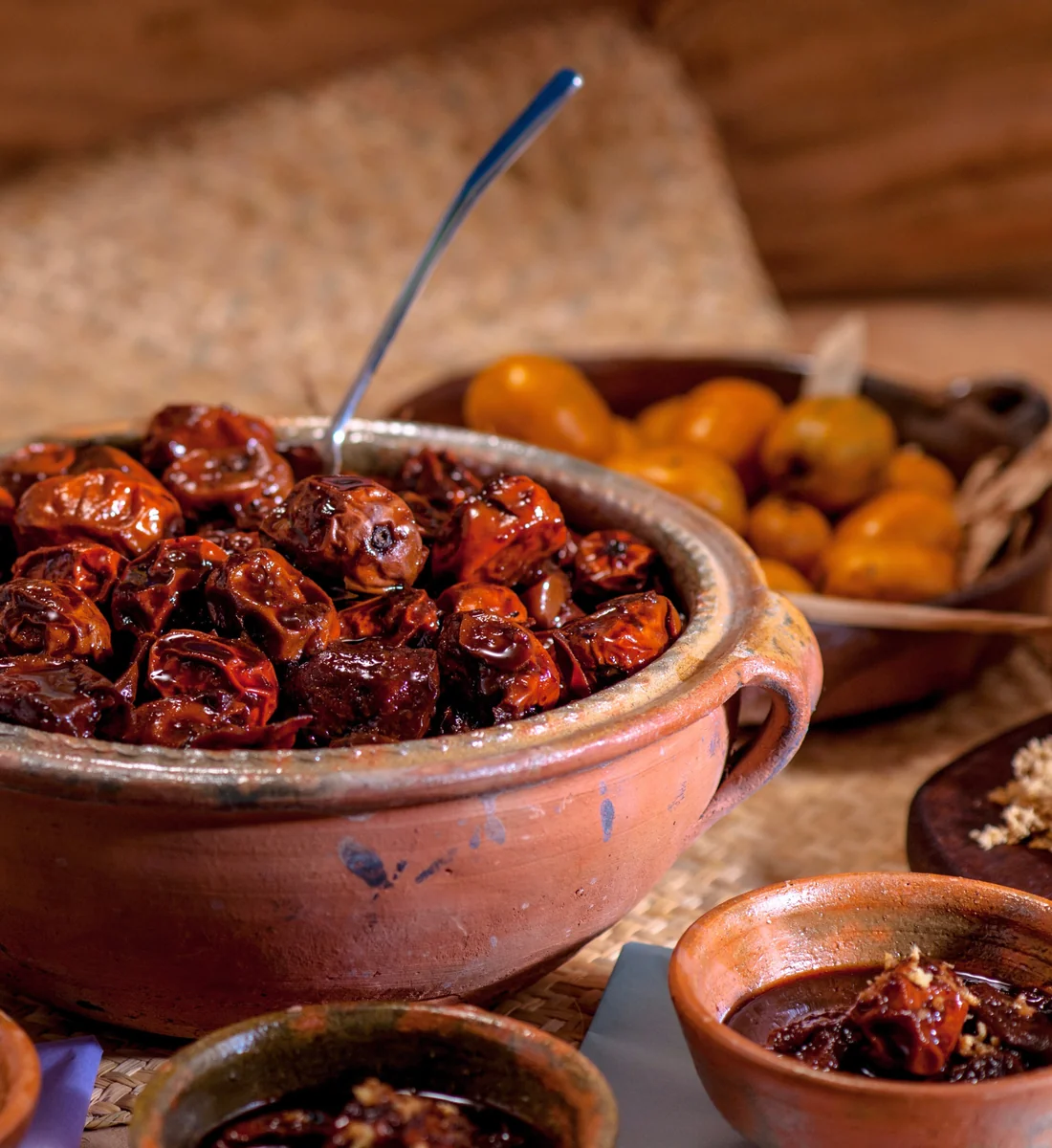 Jocotes en miel, cocidos en panela con canela