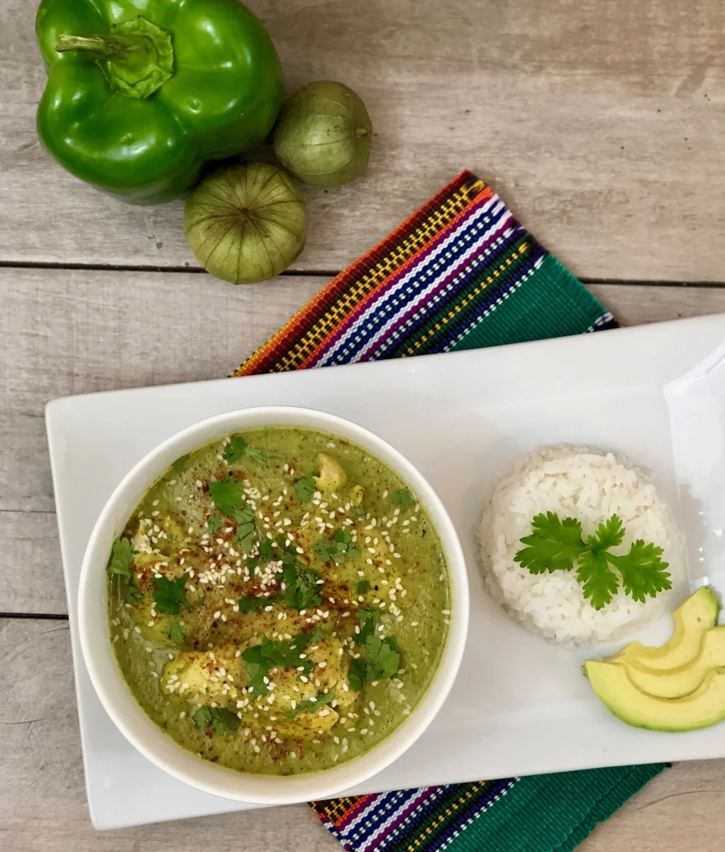 Pollo en jocón, guiso verde con miltomate y cilantro