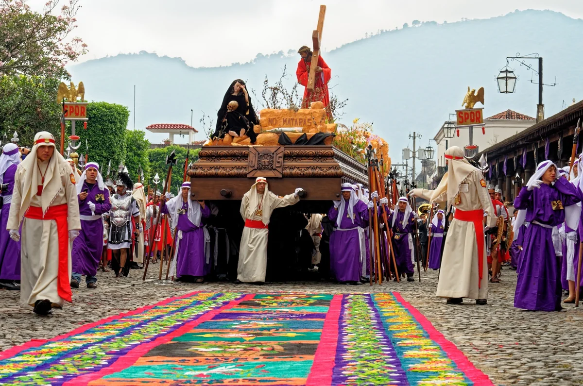 Procesión de Semana Santa sobre alfombra de aserrín en Antigua