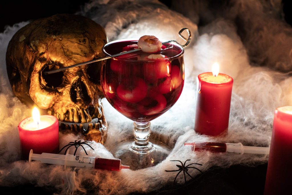 https://growingupbilingual.com/wp-content/uploads/2022/09/Sppoky-Halloween-Cocktails-1024x683.jpg