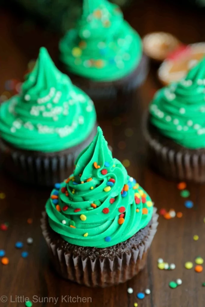 Easy Christmas tree cupcakes