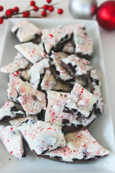 https://growingupbilingual.com/wp-content/uploads/2022/12/Oreo-Peppermint-Bark-on-Plate.webp