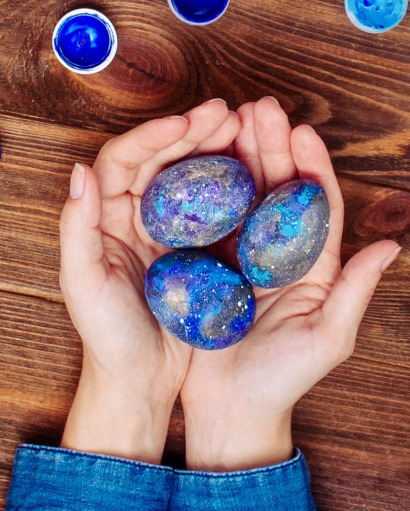 Fun Easter activity for kids: making galaxy Ester eggs