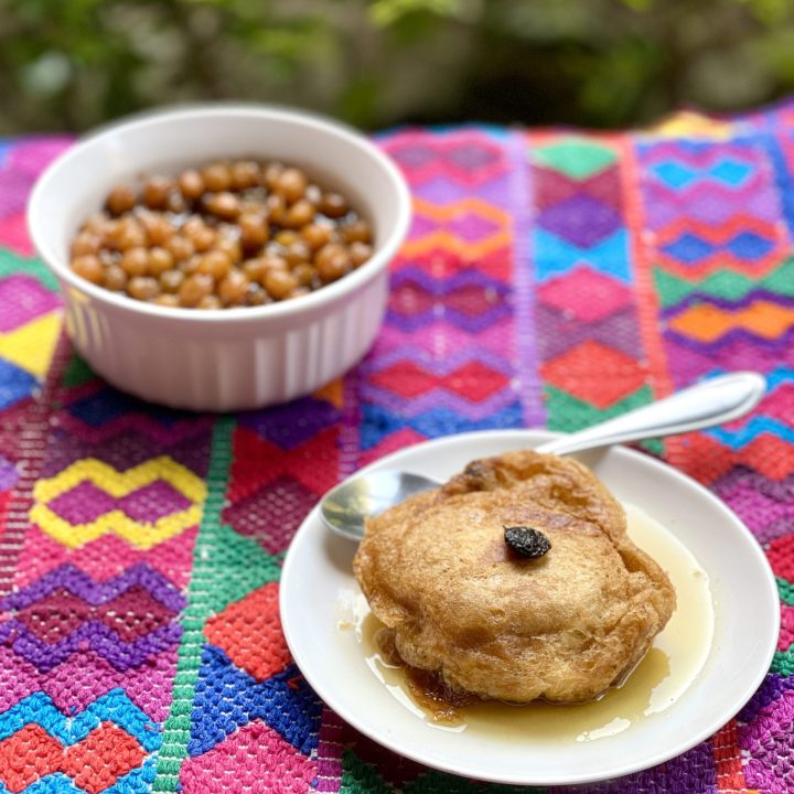 Molletes and garbanzos en miel Guatemala