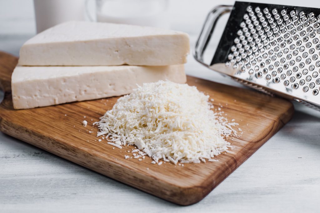 Ingredientes para hacer quesadillas de Guatemala, queso rayado