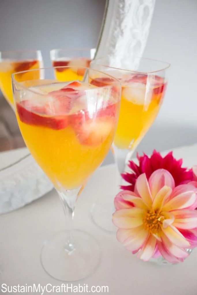 Easy Peach Bellini Cocktail