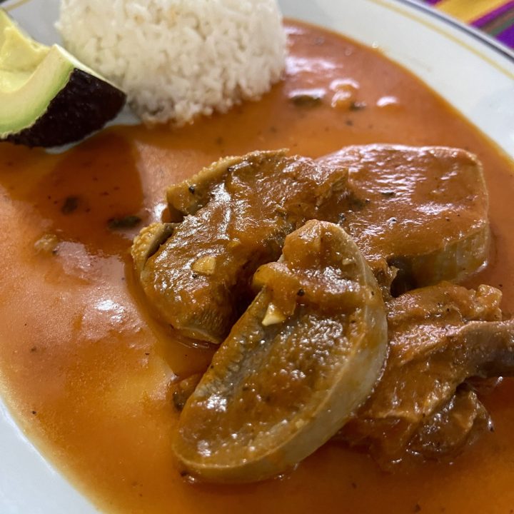 Lengua en salsa roja de Guatemala