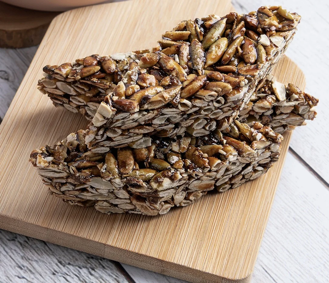 Barras de pepitoria guatemaltecas, semillas de ayote con azúcar caramelizada