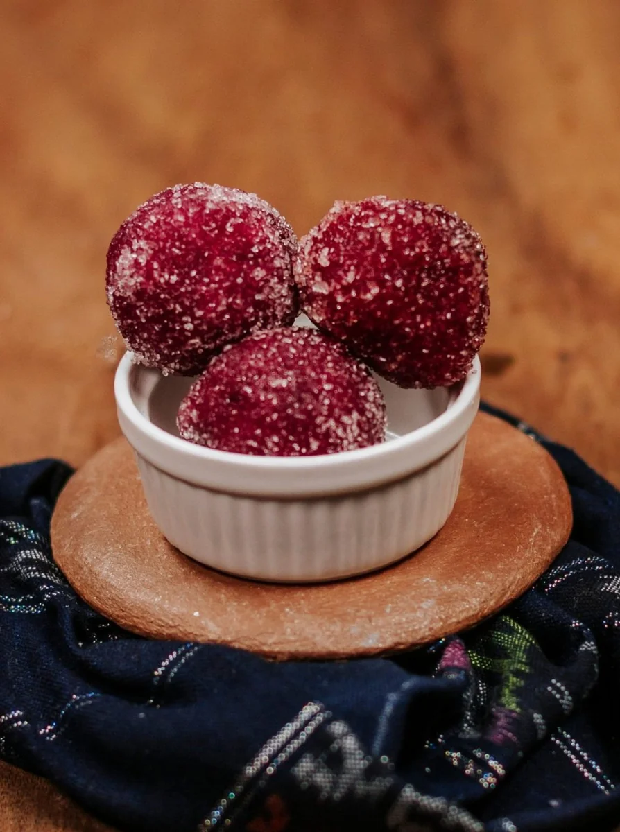 Bolitas de tamarindo, dulces típitocs guatemaltecos de pulpa de tamarindo pasada por azúcar