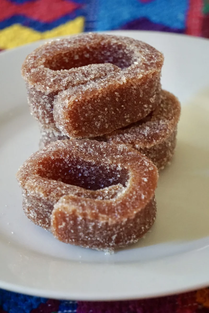 Colochos de guayaba, dulces típicos guatemaltecos a base depasta de guayaba enrollada y cubierta de azúcar