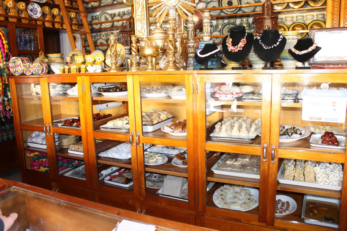 La dulcería de Doña María Gordillo en Antigua Guatemala, con sus vitrinas llenas
