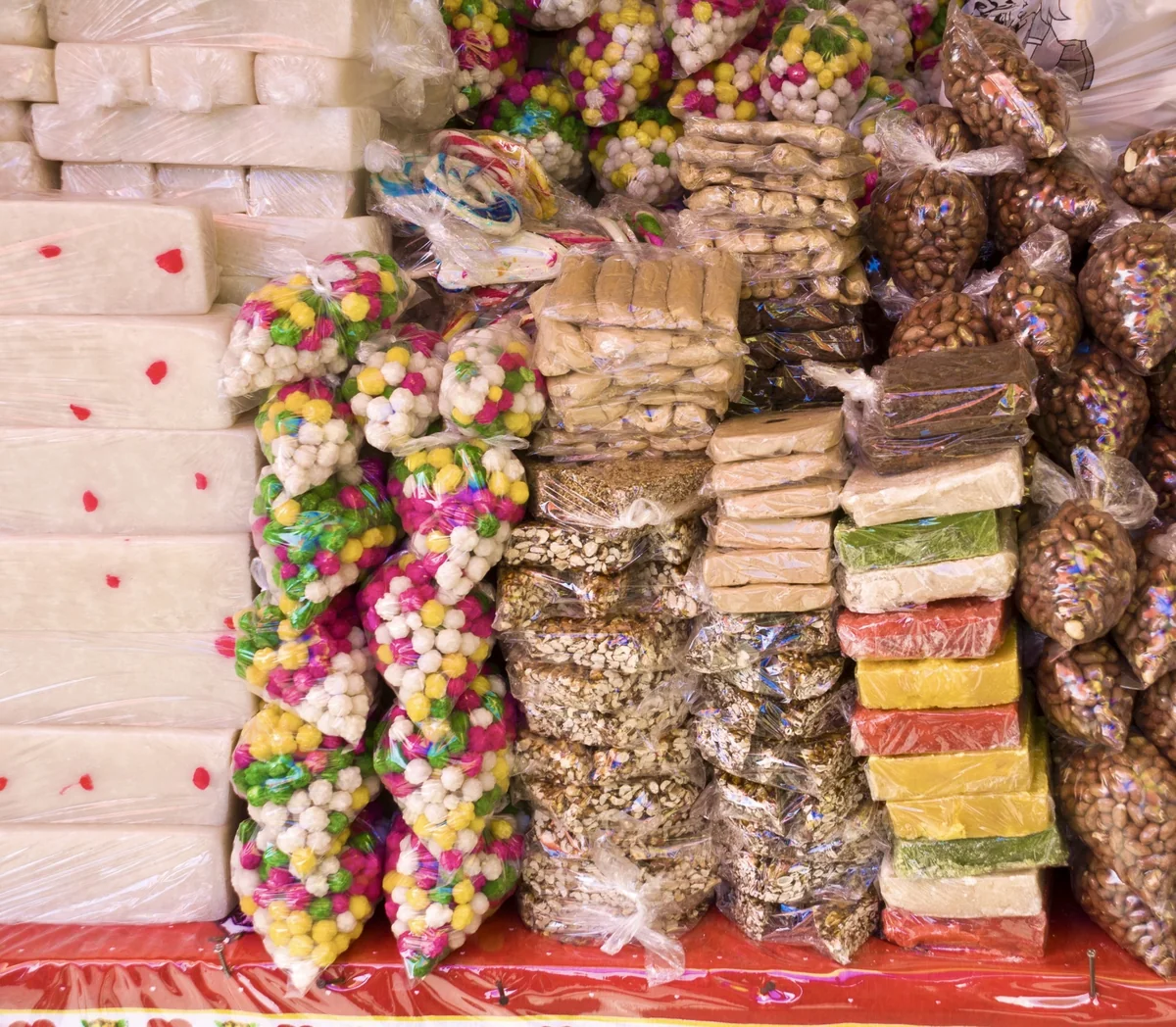 Puesto de dulces típicos en una feria patronal de Guatemala, vendidos por peso