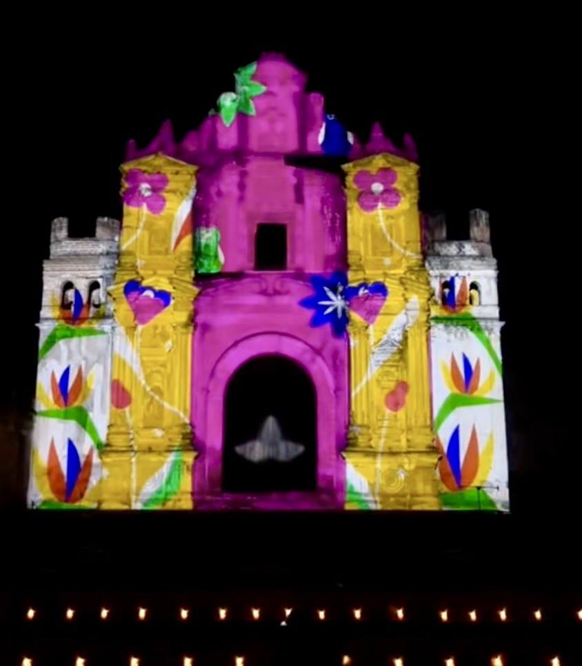 Proyección de luz en edificio colonial en Antigua Guatemala