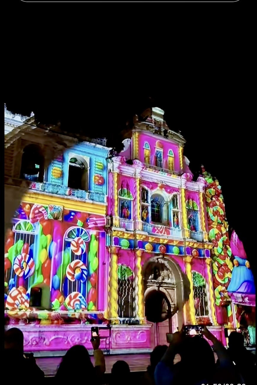 Videomapping en la Catedral de Antigua Guatemala durante el Festival de la Luz 2025