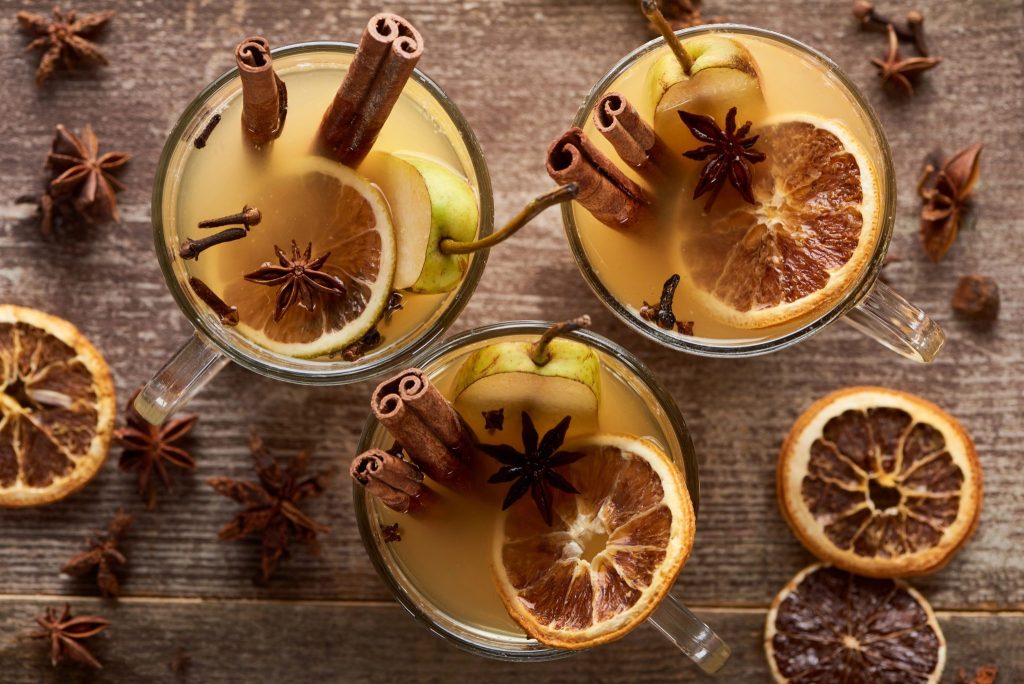 Warm pear mulled white wine garnished with pear slices and mulling spices