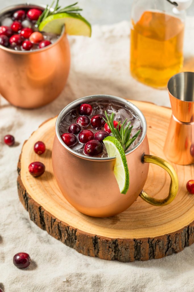 Easy and delicious cranberry Moscow mule Christmas cocktail recipe