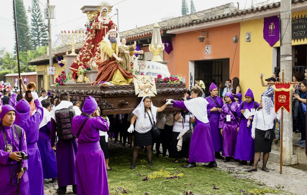 Guatemala Cuaresma guide — the anda of the Santísima Virgen de Dolores de San Bartolomé Becerra, depicting the Presentation in the Temple, moves through Antigua on the Fifth Sunday of Lent. Plan your Lent in Guatemala 2026 — see every procession worth knowing.