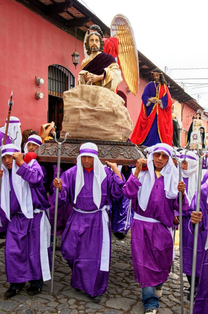 Guatemala Lent processions — young cucuruchos in purple robes carry the Gethsemane anda of Jesús Nazareno de Santa Inés del Monte Pulciano through Antigua cobblestones on the Second Sunday of Lent. Discover the best Cuaresma processions in Guatemala 2026.
