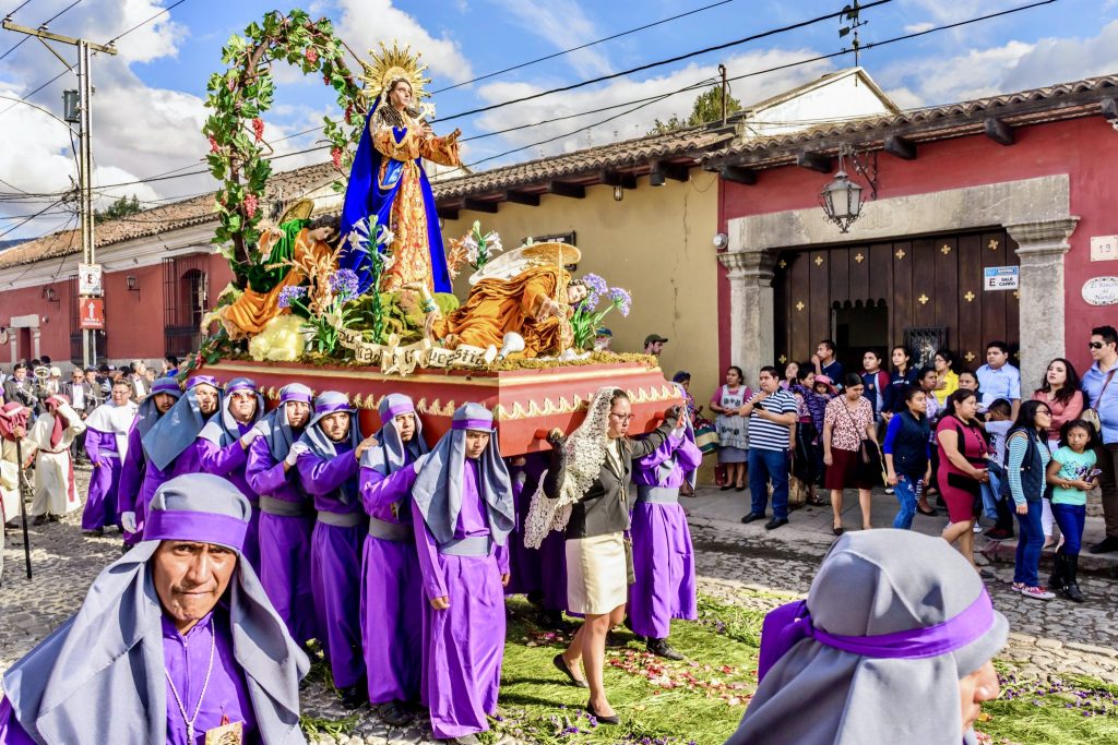 Guatemala Semana Santa guide — dolorosas carry the anda of the Santísima Virgen de Dolores de Santa Ana beneath her signature grapevine arch through Antigua cobblestones. Fourth Sunday of Lent. Everything you know about Lent processions in Guatemala.