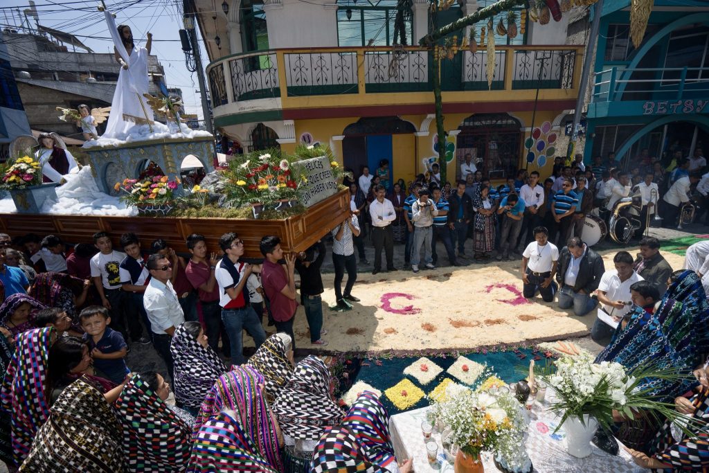 The Easter Sunday resurrection anda carried through flower-covered streets in San Pedro La Laguna as the community kneels in prayer — everything you need to know about Semana Santa at Lake Atitlán Guatemala in our complete Holy Week guide