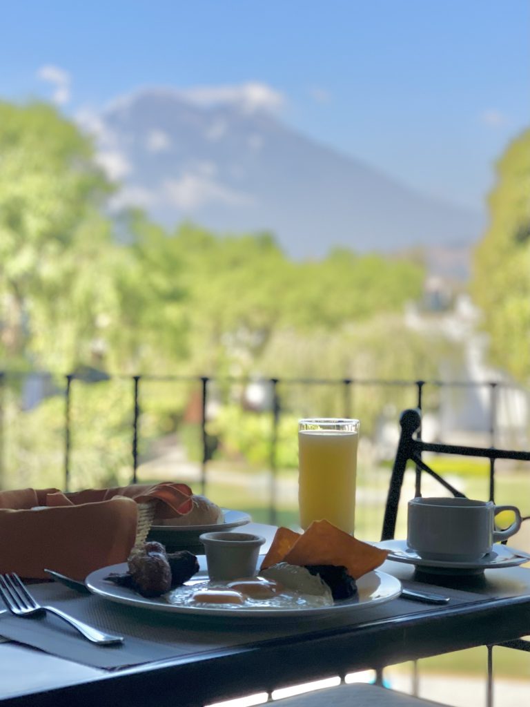 Desayuno a la carta en el restaurante Bugambilia de Villa Colonial en Antigua Guatemala con el Volcán de Agua de fondo
