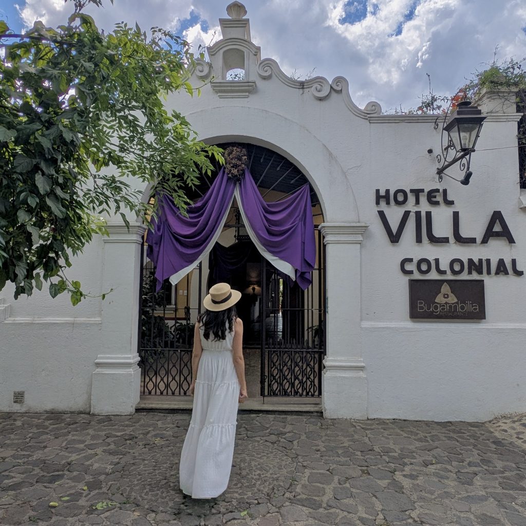 Entrada Hotel Villa Colonial Antigua Guatemala durante Cuaresma 